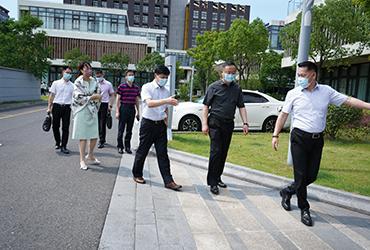 烈日炎炎，領(lǐng)導(dǎo)送信心|閔行區(qū)委委員、區(qū)人民檢察院黨組書記、檢察長胡春健帶隊赴寶開智能開展大走訪、大排查