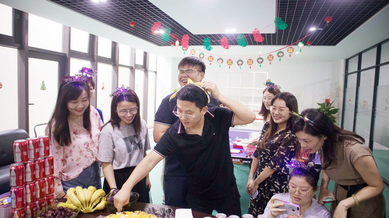 八月集體生日會(huì) | 與久違的祝?；馃嵯嘧?  src="/uploads/allimg/210903/1-210Z3141000F3.jpg" /></p>
<p>“云天收夏色，木葉動(dòng)秋聲。”立秋雖已過(guò)，仲夏的熱情卻并未減退半分。8月11日，在這驕陽(yáng)似火、蟬聲陣陣的日子里，寶開(kāi)在企業(yè)總部活動(dòng)室舉辦新一期集體生日會(huì)，為8-9月生日的伙伴慶生。</p>
<p><img alt=